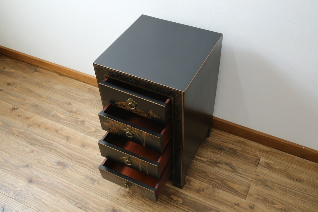 アジアンヴィンテージ　シノワズリ　オリエンタルデザイン　黒地に金の装飾が映える存在感抜群のサイドチェスト　(R-081751)