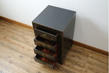 アジアンヴィンテージ　シノワズリ　オリエンタルデザイン　黒地に金の装飾が映える存在感抜群のサイドチェスト　(R-081751)