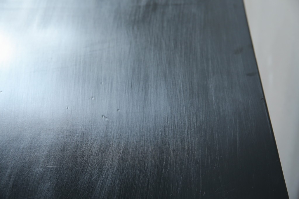 アジアンヴィンテージ　シノワズリ　オリエンタルデザイン　黒地に金の装飾が映える存在感抜群のサイドチェスト　(R-081751)