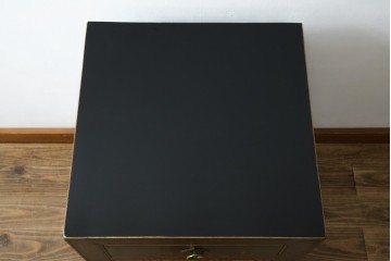 アジアンヴィンテージ　シノワズリ　オリエンタルデザイン　黒地に金の装飾が映える存在感抜群のサイドチェスト　(R-081751)