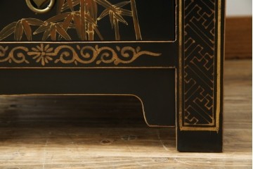 アジアンヴィンテージ　シノワズリ　オリエンタルデザイン　黒地に金の装飾が映える存在感抜群のサイドチェスト　(R-081751)