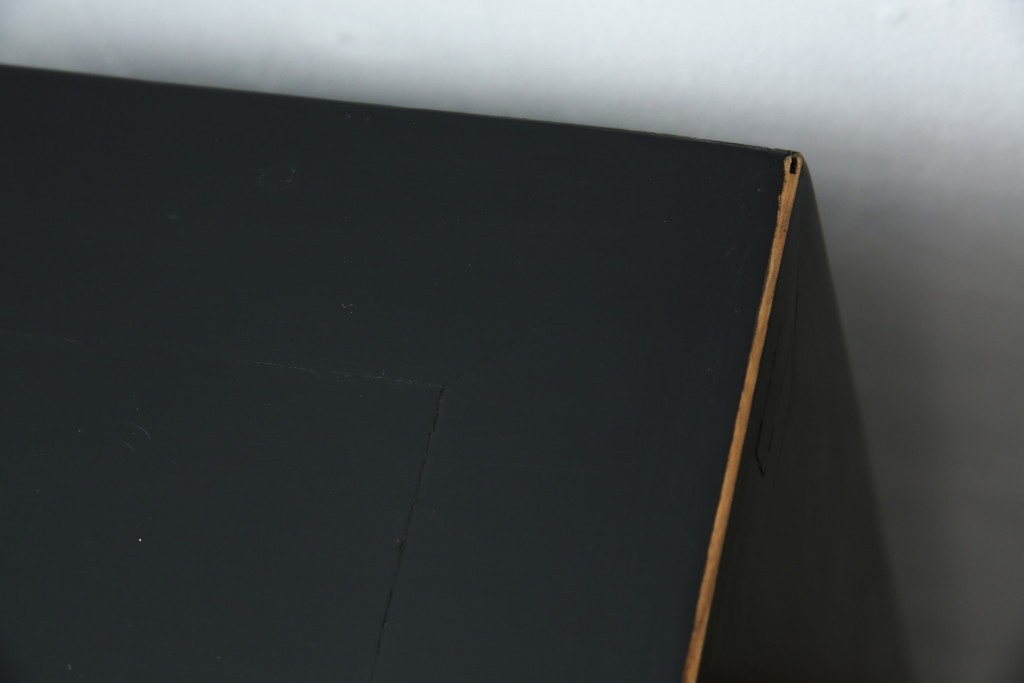 アジアンヴィンテージ　シノワズリ　オリエンタルデザイン　黒地に金の装飾が映える存在感抜群のサイドチェスト　(R-081751)