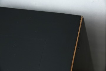 アジアンヴィンテージ　シノワズリ　オリエンタルデザイン　黒地に金の装飾が映える存在感抜群のサイドチェスト　(R-081751)