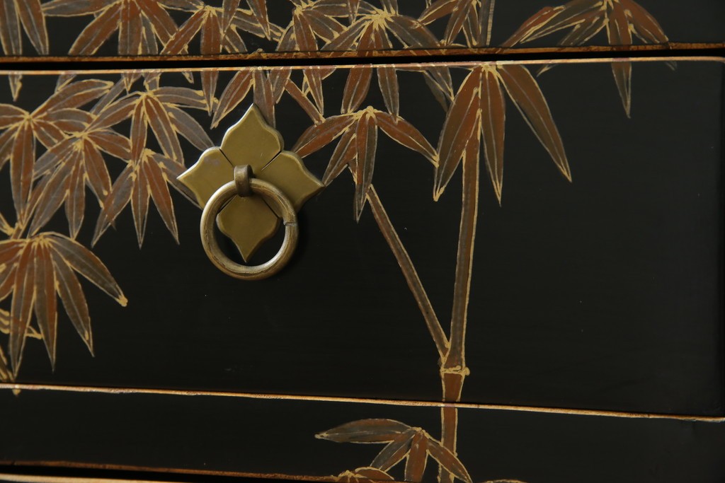 アジアンヴィンテージ　シノワズリ　オリエンタルデザイン　黒地に金の装飾が映える存在感抜群のサイドチェスト　(R-081751)