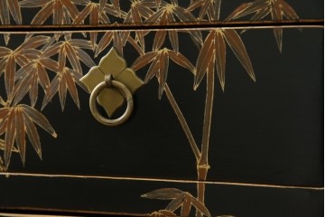 アジアンヴィンテージ　シノワズリ　オリエンタルデザイン　黒地に金の装飾が映える存在感抜群のサイドチェスト　(R-081751)