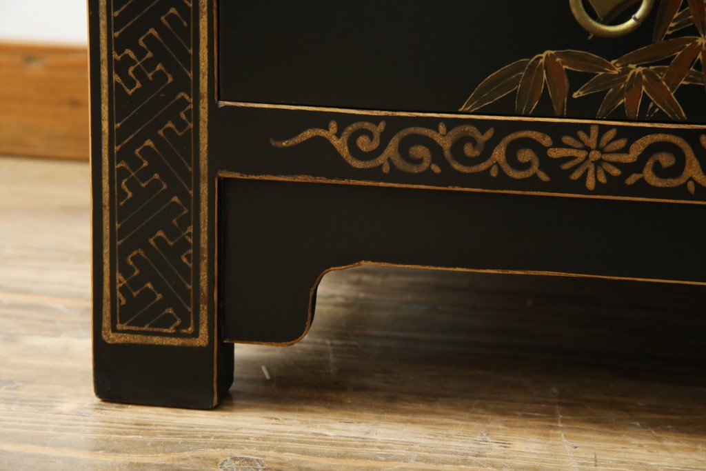 アジアンヴィンテージ　シノワズリ　オリエンタルデザイン　黒地に金の装飾が映える存在感抜群のサイドチェスト　(R-081751)