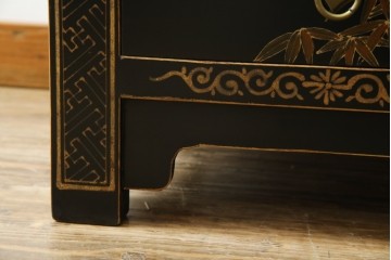 アジアンヴィンテージ　シノワズリ　オリエンタルデザイン　黒地に金の装飾が映える存在感抜群のサイドチェスト　(R-081751)