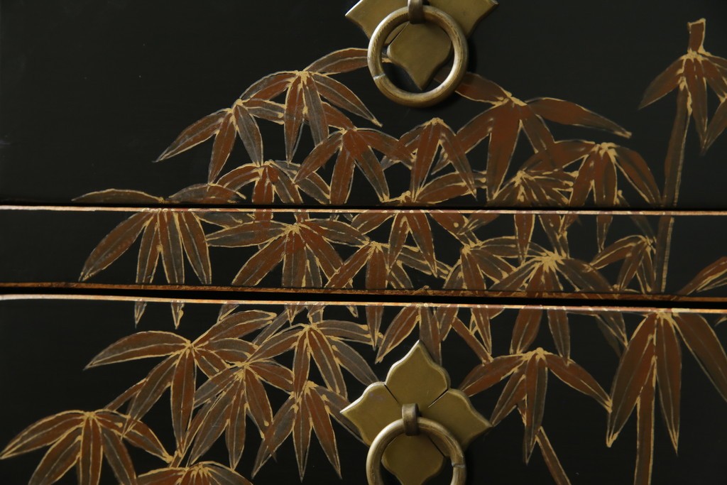 アジアンヴィンテージ　シノワズリ　オリエンタルデザイン　黒地に金の装飾が映える存在感抜群のサイドチェスト　(R-081751)