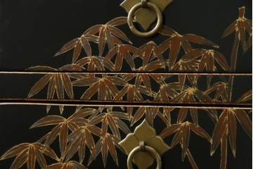 アジアンヴィンテージ　シノワズリ　オリエンタルデザイン　黒地に金の装飾が映える存在感抜群のサイドチェスト　(R-081751)