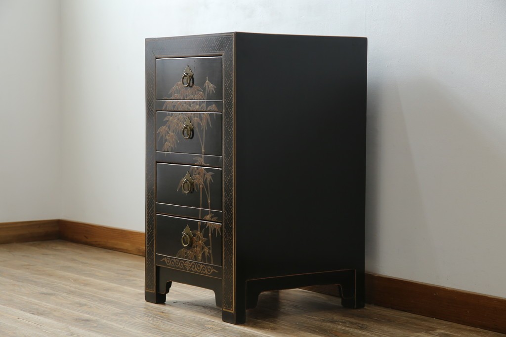 アジアンヴィンテージ　シノワズリ　オリエンタルデザイン　黒地に金の装飾が映える存在感抜群のサイドチェスト　(R-081751)