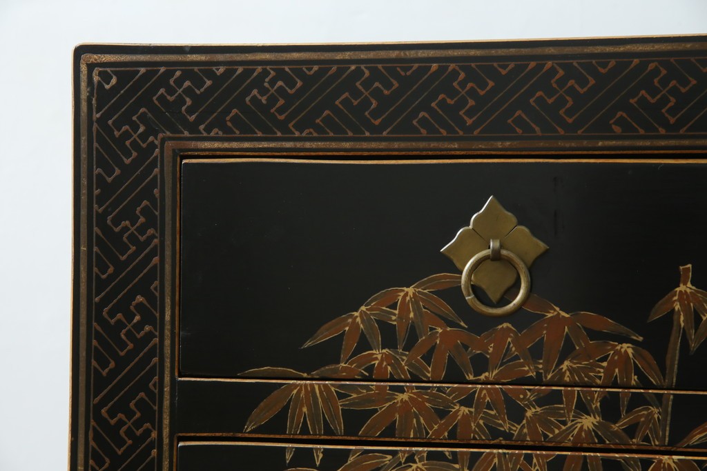 アジアンヴィンテージ　シノワズリ　オリエンタルデザイン　黒地に金の装飾が映える存在感抜群のサイドチェスト　(R-081751)