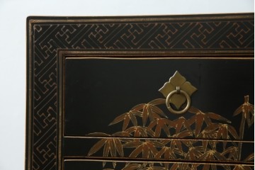 アジアンヴィンテージ　シノワズリ　オリエンタルデザイン　黒地に金の装飾が映える存在感抜群のサイドチェスト　(R-081751)