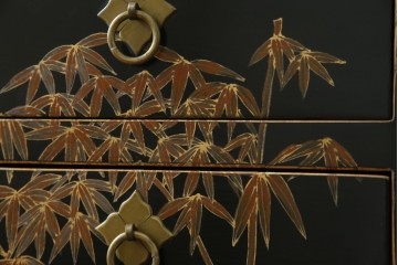 アジアンヴィンテージ　シノワズリ　オリエンタルデザイン　黒地に金の装飾が映える存在感抜群のサイドチェスト　(R-081751)