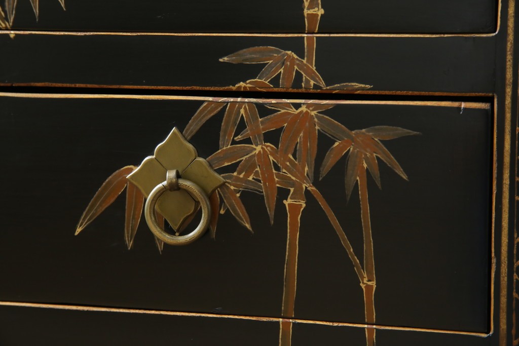 アジアンヴィンテージ　シノワズリ　オリエンタルデザイン　黒地に金の装飾が映える存在感抜群のサイドチェスト　(R-081751)