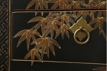 アジアンヴィンテージ　シノワズリ　オリエンタルデザイン　黒地に金の装飾が映える存在感抜群のサイドチェスト　(R-081751)