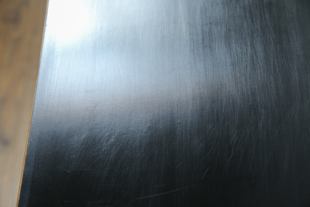 アジアンヴィンテージ　シノワズリ　オリエンタルデザイン　黒地に金の装飾が映える存在感抜群のサイドチェスト　(R-081751)