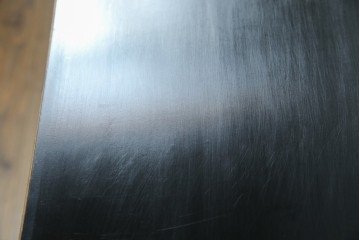 アジアンヴィンテージ　シノワズリ　オリエンタルデザイン　黒地に金の装飾が映える存在感抜群のサイドチェスト　(R-081751)