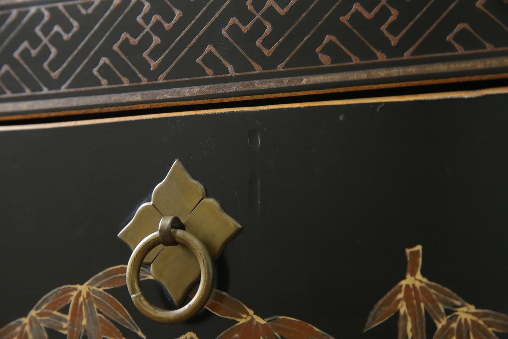 アジアンヴィンテージ　シノワズリ　オリエンタルデザイン　黒地に金の装飾が映える存在感抜群のサイドチェスト　(R-081751)