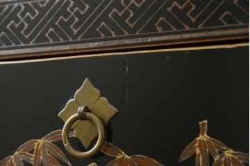 アジアンヴィンテージ　シノワズリ　オリエンタルデザイン　黒地に金の装飾が映える存在感抜群のサイドチェスト　(R-081751)