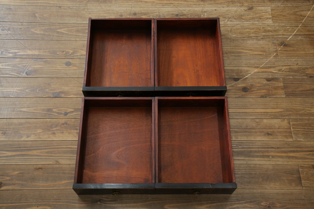 アジアンヴィンテージ　シノワズリ　オリエンタルデザイン　黒地に金の装飾が映える存在感抜群のサイドチェスト　(R-081751)