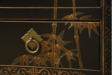 アジアンヴィンテージ　シノワズリ　オリエンタルデザイン　黒地に金の装飾が映える存在感抜群のサイドチェスト　(R-081751)