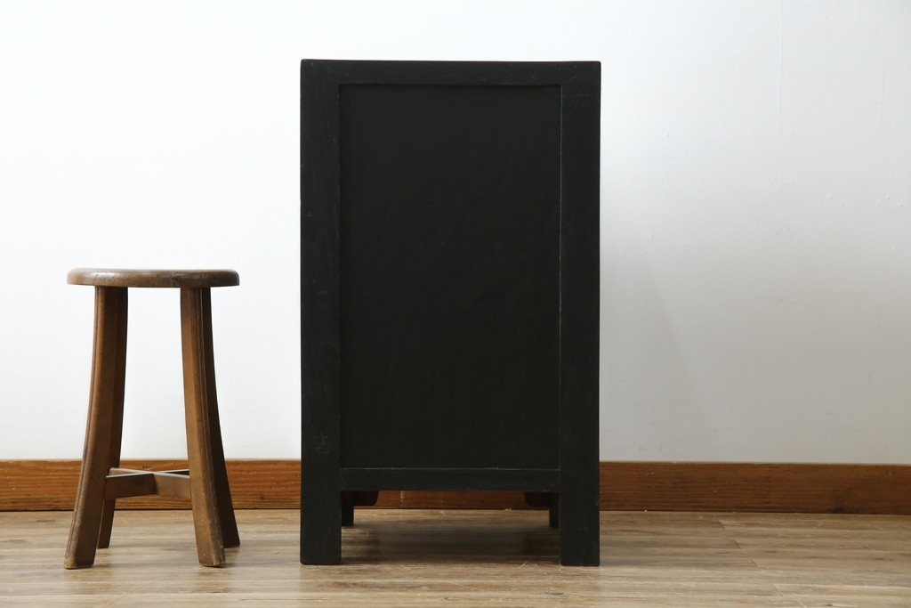 アジアンヴィンテージ　シノワズリ　オリエンタルデザイン　黒地に金の装飾が映える存在感抜群のサイドチェスト　(R-081751)