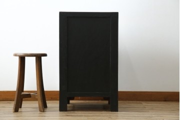 アジアンヴィンテージ　シノワズリ　オリエンタルデザイン　黒地に金の装飾が映える存在感抜群のサイドチェスト　(R-081751)