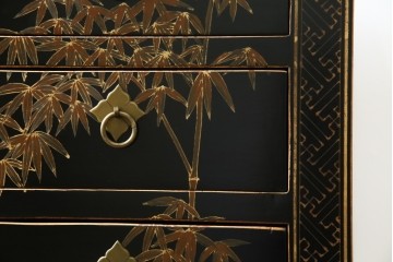 アジアンヴィンテージ　シノワズリ　オリエンタルデザイン　黒地に金の装飾が映える存在感抜群のサイドチェスト　(R-081751)