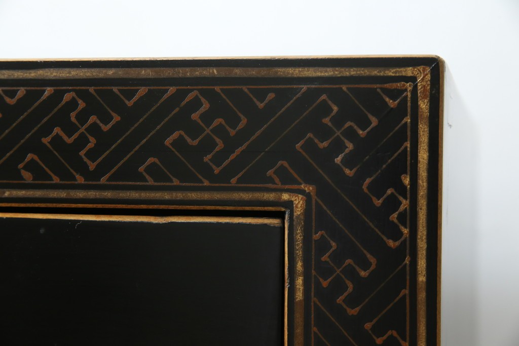 アジアンヴィンテージ　シノワズリ　オリエンタルデザイン　黒地に金の装飾が映える存在感抜群のサイドチェスト　(R-081751)