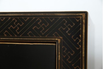 アジアンヴィンテージ　シノワズリ　オリエンタルデザイン　黒地に金の装飾が映える存在感抜群のサイドチェスト　(R-081751)