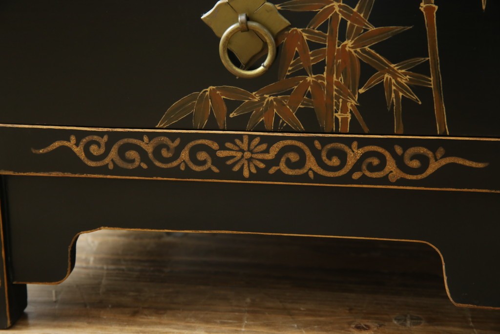 アジアンヴィンテージ　シノワズリ　オリエンタルデザイン　黒地に金の装飾が映える存在感抜群のサイドチェスト　(R-081751)