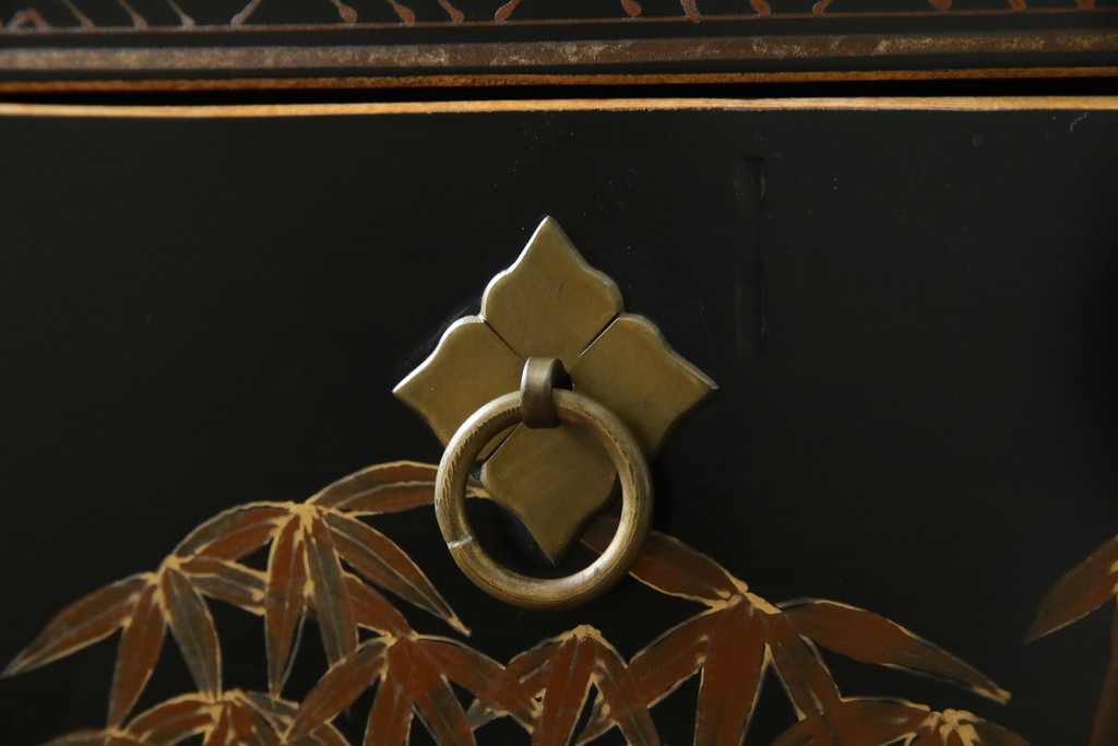 アジアンヴィンテージ　シノワズリ　オリエンタルデザイン　黒地に金の装飾が映える存在感抜群のサイドチェスト　(R-081751)