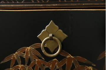 アジアンヴィンテージ　シノワズリ　オリエンタルデザイン　黒地に金の装飾が映える存在感抜群のサイドチェスト　(R-081751)