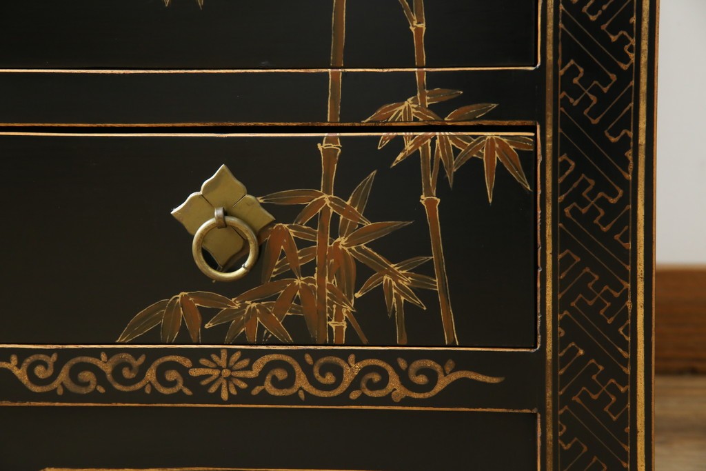 アジアンヴィンテージ　シノワズリ　オリエンタルデザイン　黒地に金の装飾が映える存在感抜群のサイドチェスト　(R-081751)