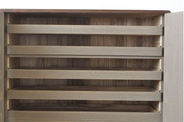 中古　ブランド家具　希少高級品!!　桑材の縁・彫刻の特注品　気品が漂う総桐箪笥・上段(並厚、着物箪笥、衣装タンス、和箪笥、和たんす)(R-081753)