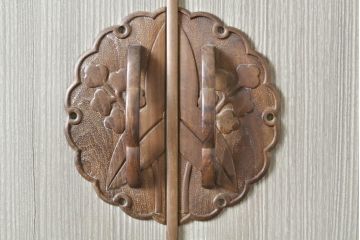 中古　ブランド家具　希少高級品!!　桑材の縁・彫刻の特注品　気品が漂う総桐箪笥・上段(並厚、着物箪笥、衣装タンス、和箪笥、和たんす)(R-081753)