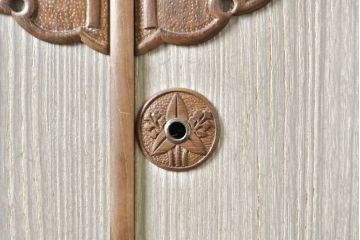 中古　ブランド家具　希少高級品!!　桑材の縁・彫刻の特注品　気品が漂う総桐箪笥・上段(並厚、着物箪笥、衣装タンス、和箪笥、和たんす)(R-081753)
