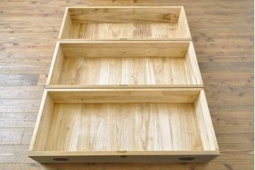 中古　ブランド家具　希少高級品!!　桑材の縁・彫刻の特注品　気品が漂う総桐箪笥・下段(並厚、収納箪笥、衣装タンス、和箪笥、和たんす、チェスト、、サイドボード)(R-081754)