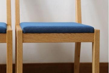 中古　短期展示品　美品　ヤクモ家具製作所　オーク材　シンプルチェア(SC40RO)　クッションタイプ　ナチュラルな風合いが優しい印象のチェア2脚セット(ダイニングチェア、椅子、イス、バラ売り可能)(R-081755)