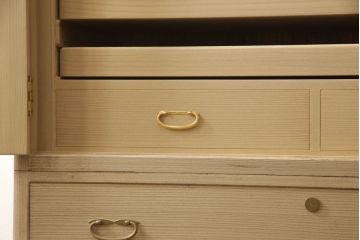 中古　伝統工芸士　吉沢昭次作　上品なデザインの金具が魅力の加茂総桐箪笥・上段(総桐たんす、着物箪笥、衣装箪笥、和タンス)(R-081756)