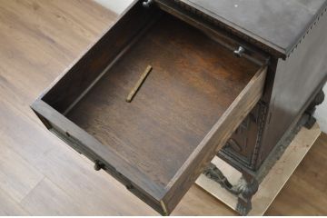イギリスアンティーク　上手物!!　彫刻入り　オーク材　細部までこだわりを感じる凝ったデザインの縦型キャビネット(サイドキャビネット、サイドボード、花台、飾り台、英国)(R-081764)
