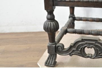 イギリスアンティーク　上手物!!　彫刻入り　オーク材　細部までこだわりを感じる凝ったデザインの縦型キャビネット(サイドキャビネット、サイドボード、花台、飾り台、英国)(R-081764)