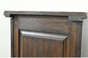 イギリスアンティーク　上手物!!　彫刻入り　オーク材　細部までこだわりを感じる凝ったデザインの縦型キャビネット(サイドキャビネット、サイドボード、花台、飾り台、英国)(R-081764)