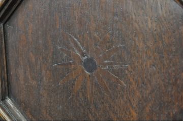 イギリスアンティーク　上手物!!　彫刻入り　オーク材　細部までこだわりを感じる凝ったデザインの縦型キャビネット(サイドキャビネット、サイドボード、花台、飾り台、英国)(R-081764)