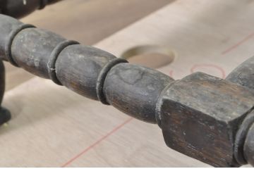 イギリスアンティーク　上手物!!　彫刻入り　オーク材　細部までこだわりを感じる凝ったデザインの縦型キャビネット(サイドキャビネット、サイドボード、花台、飾り台、英国)(R-081764)