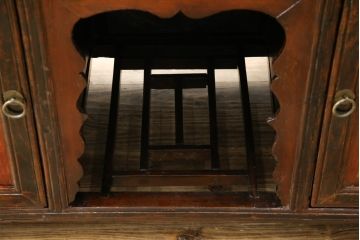 アジアンビンテージ　李朝デザイン　レトロで可愛らしい引き出し3杯付きのアンティーク調サイドボード(サイドキャビネット、収納棚、戸棚、ヴィンテージ)(R-081765)