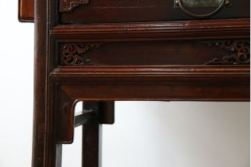アジアンビンテージ　李朝デザイン　両面使い　華やかな彫刻が魅力的な引き出し2杯付きのアンティーク調コンソールテーブル(サイドテーブル、花台、飾り台、ヴィンテージ)(R-081766)