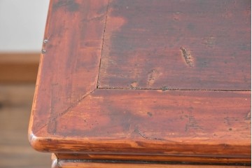 アジアンビンテージ　李朝デザイン　オリエンタルな意匠が目を惹く引き出し5杯付きのアンティーク調コンソールテーブル　(R-081768)
