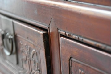 アジアンビンテージ　李朝デザイン　オリエンタルな意匠が目を惹く引き出し5杯付きのアンティーク調コンソールテーブル　(R-081768)