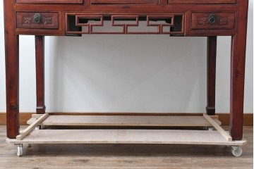 アジアンビンテージ　李朝デザイン　オリエンタルな意匠が目を惹く引き出し5杯付きのアンティーク調コンソールテーブル　(R-081768)